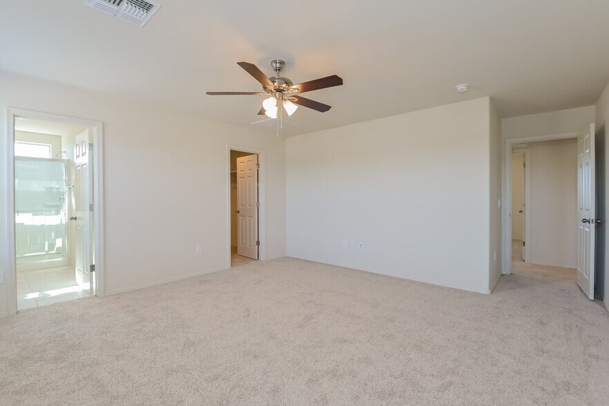 Building Photo - 10854 W Claxton Dr