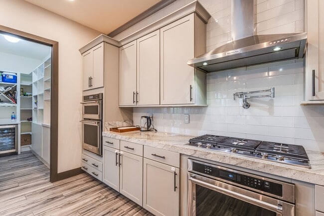 Building Photo - Stunning 5Bed/4.5 Bath home located in a prestigious guard gated community in Summerlin