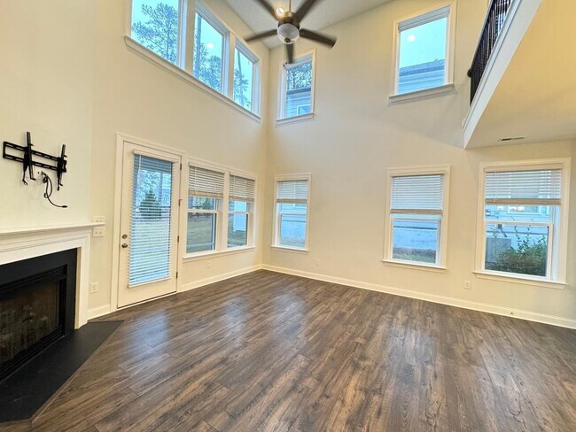 Building Photo - 3 Bedroom End unit Townhome - Master Down