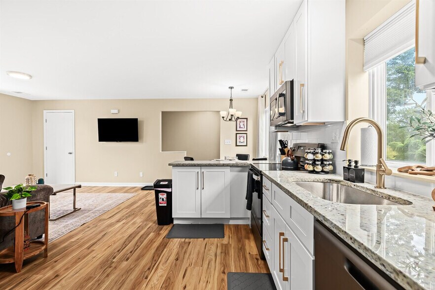 Building Photo - 18423 Sharon Ln