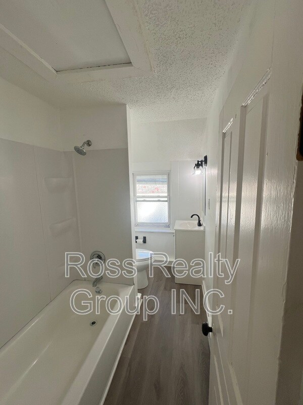 Building Photo - 1121 Delence St