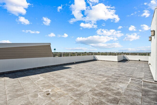 Building Photo - Monthly rental for Season , ( min 4 months)