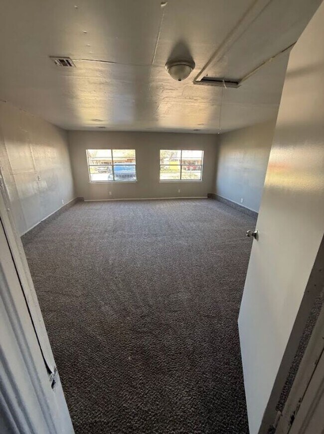 Building Photo - Beautiful, spacious home in Del City!
