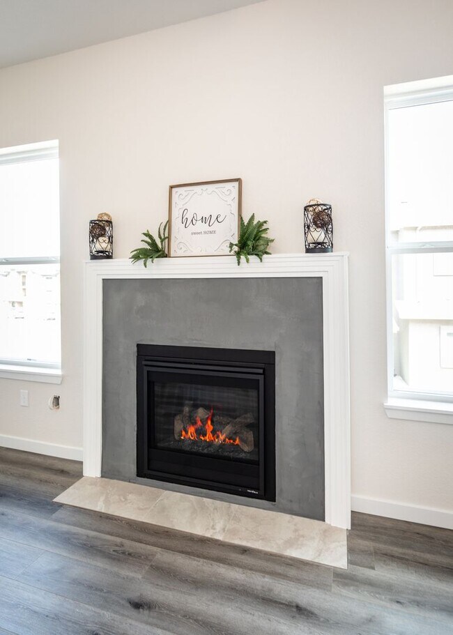 Building Photo - End Unit Townhome in Mountain Shadows near...