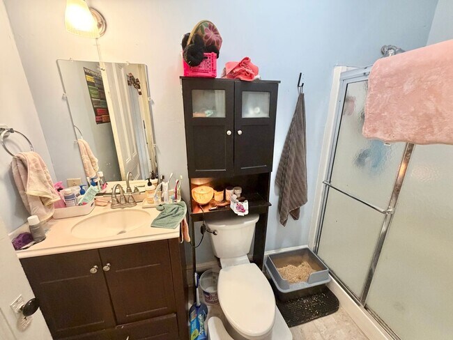 Building Photo - 3 Bedroom Apartment in Burlington VT Available 6/5-6/15!