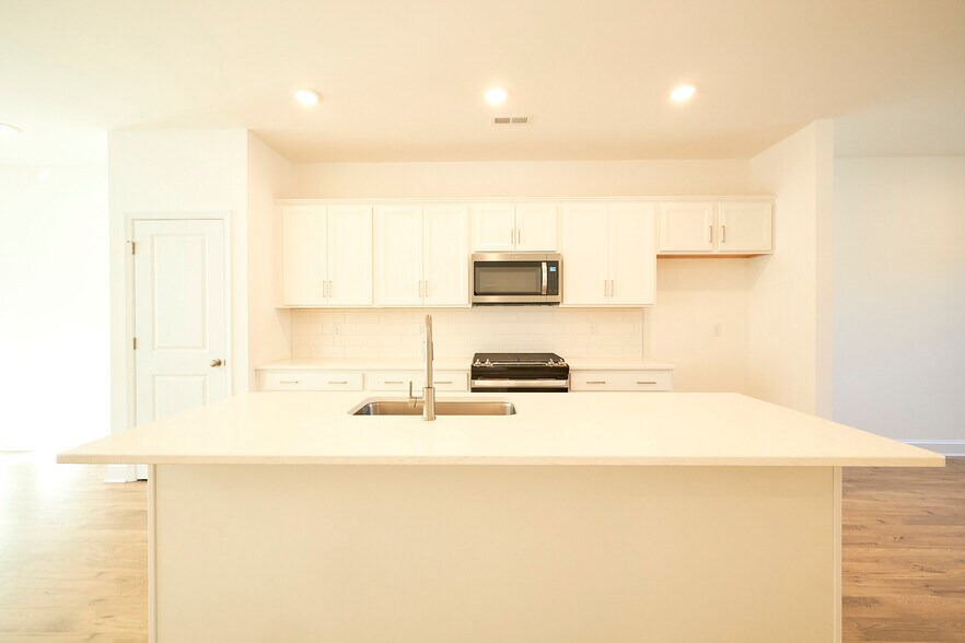 Building Photo - 13868 Randolph Pond Ln