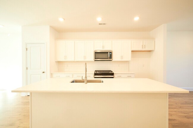 Building Photo - 13868 Randolph Pond Ln