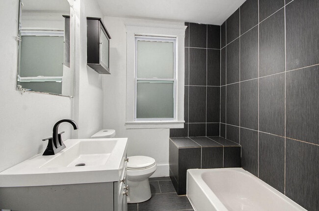 Building Photo - 593 Hague St