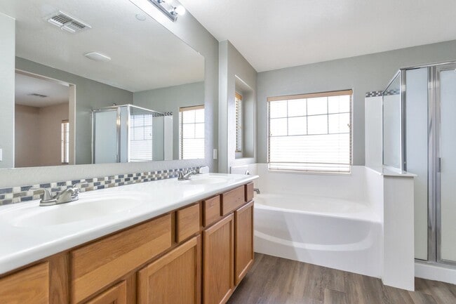 Building Photo - Welcome to this beautiful 3 bedroom, 2.5 bathroom home located in Avondale, AZ