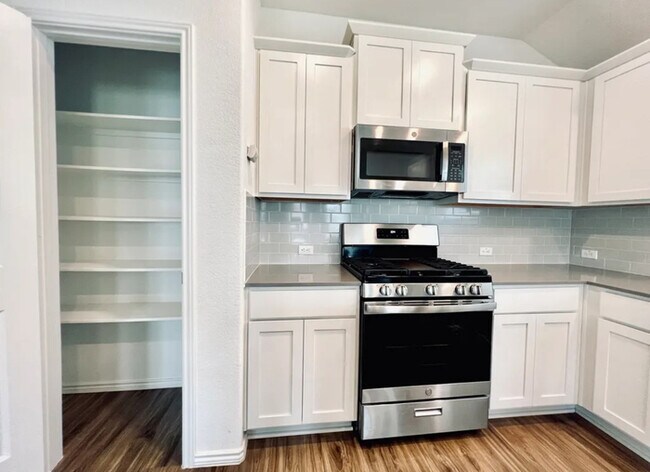 Building Photo - Modern 4-Bed, 2-Bath Retreat with Soaking ...