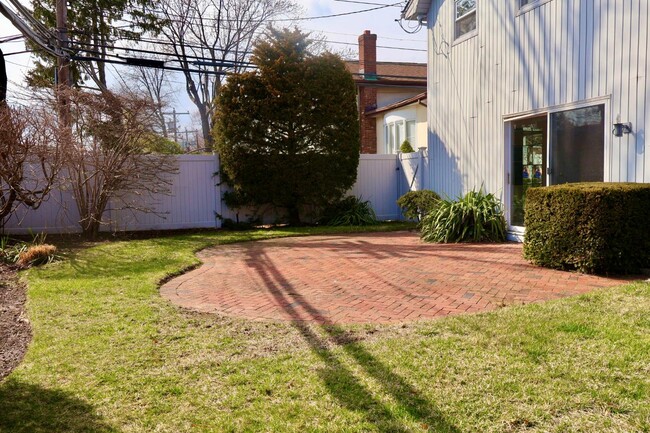 Building Photo - 14 Dock Ln