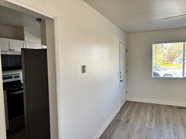 Building Photo - 840