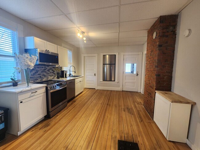Building Photo - 716 EB