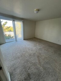 Building Photo - 2 Bedroom, 1 Bath Upstairs Apartment - Loc...