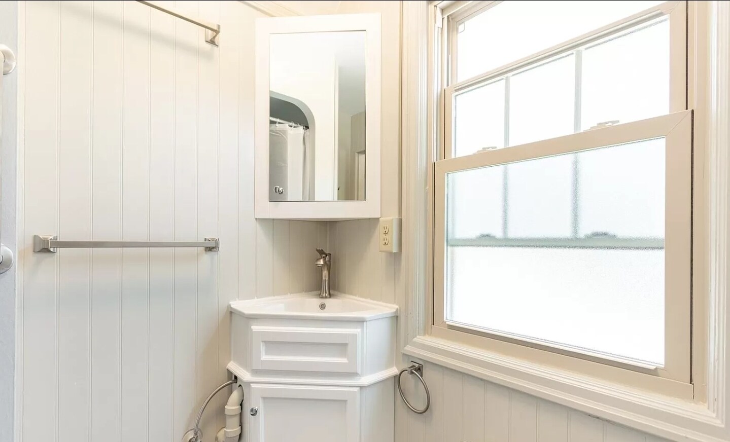 Building Photo - 6613 N Amherst St