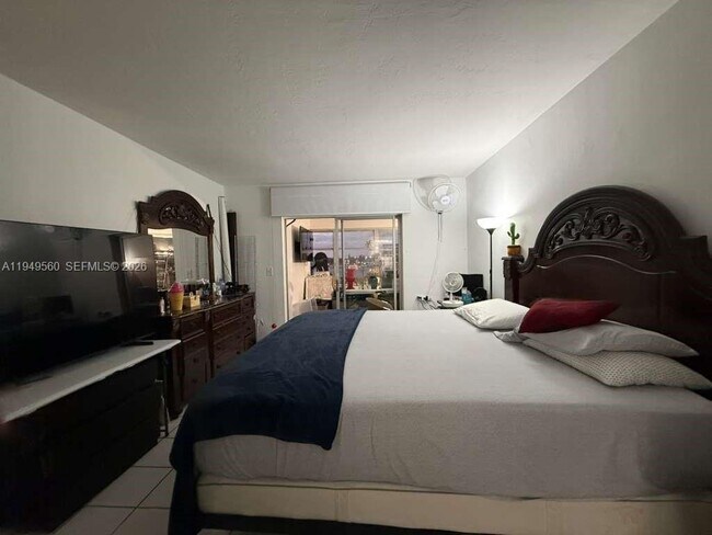 Building Photo - 303 NE 187th St