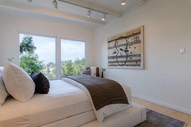 Building Photo - Beautiful Hollywood Hills Home For Lease!