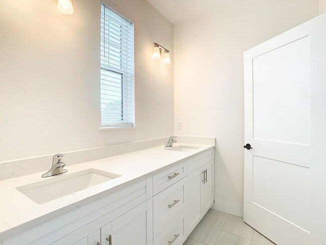 Building Photo - Brand New Constructed Townhouse in South Tampa - Available October 2024