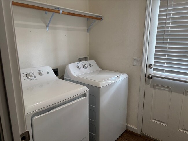 Building Photo - Terrific detached 2/2 Unit with full Priva...