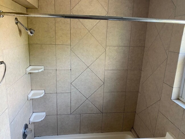 Building Photo - Spacious 2-Bedroom Home for Lease in Akron