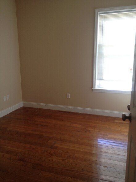 Building Photo - 30 Circuit St