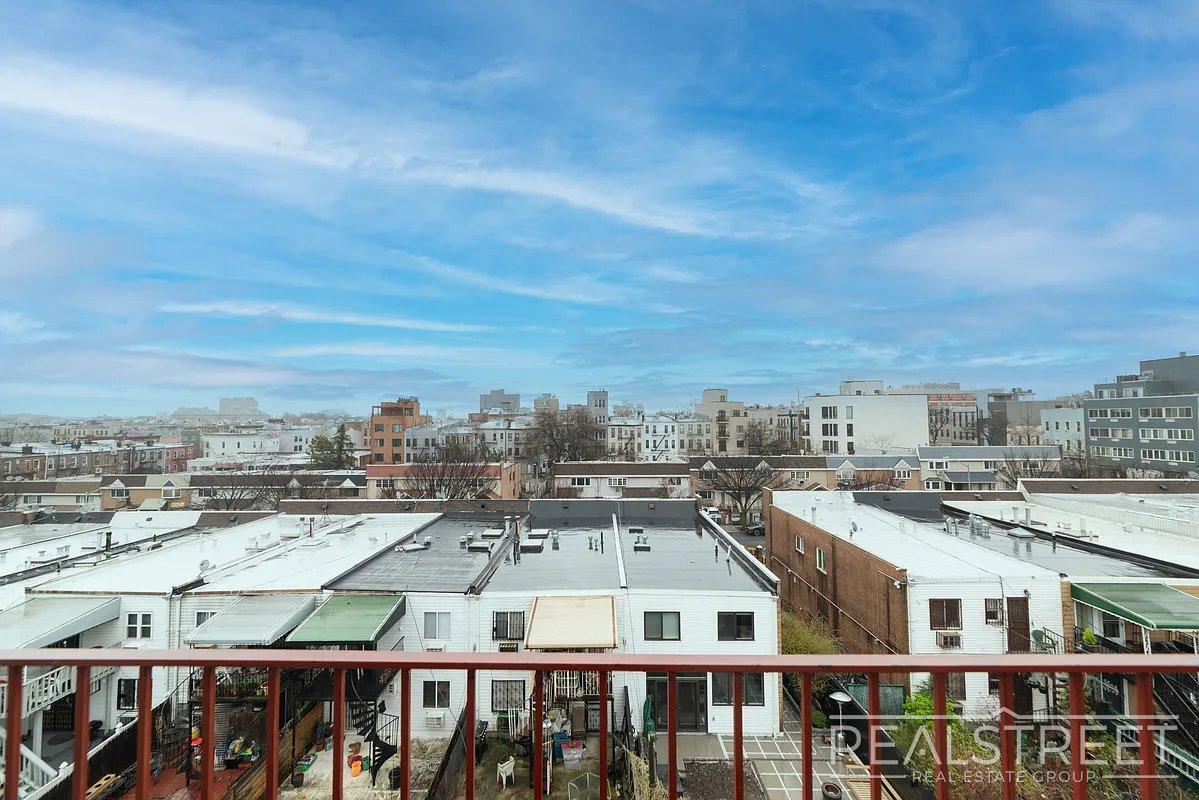 Building Photo - Noll Street