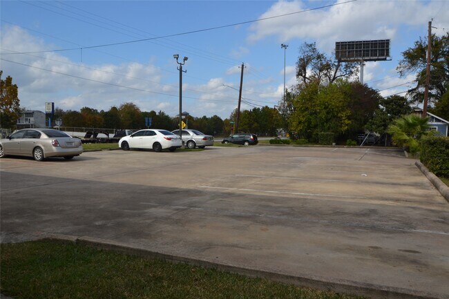 Building Photo - 304 Dell Ct