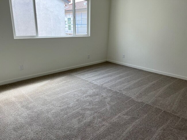 Building Photo - BEAUTIFUL SOLAR  2 STORY HOME IN NATOMS! 4...