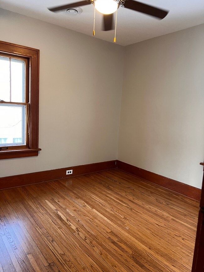 Building Photo - 907 Albion Ave