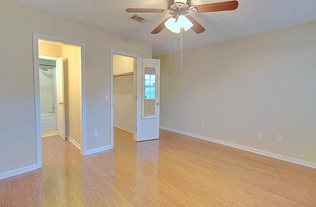 Building Photo - 948 Wedgewood Way