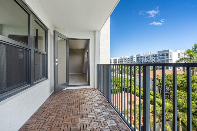 Building Photo - 3200 Port Royale Dr N
