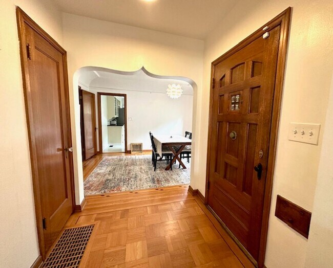 Building Photo - Private room for rent in Laurlhurst