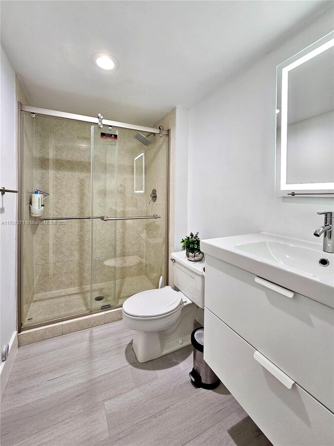 Building Photo - 3731 N Country Club Dr