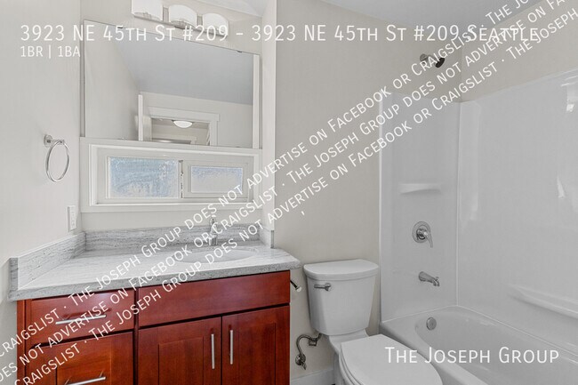 Building Photo - 3923 NE 45th St