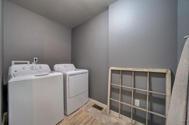 Building Photo - 7423 Sand Lake Heights