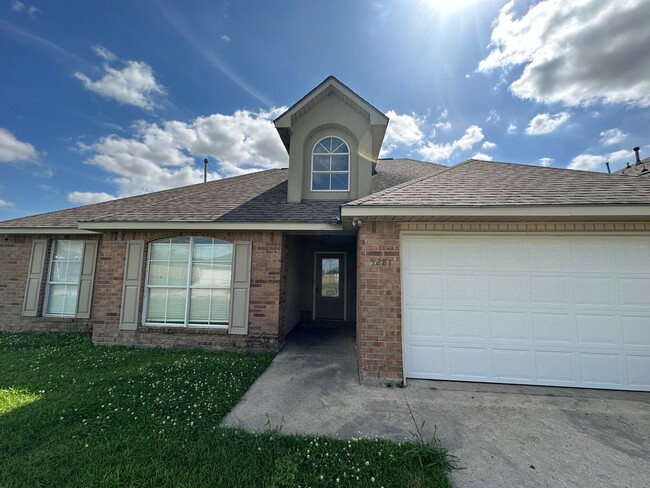 Building Photo - Beautiful Brick 4 Bedroom/2 Bath home in A...