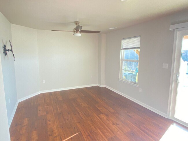 Building Photo - 2033 Elm Tree Ct