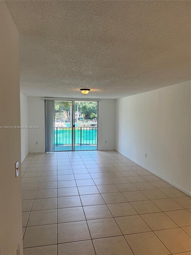Building Photo - 9350 Fontainebleau Blvd
