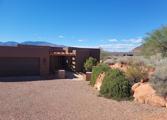 Building Photo - Beautiful Desert Oasis! 3 Bedroom, Single ...