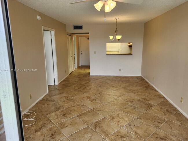 Building Photo - 9450 Poinciana Pl