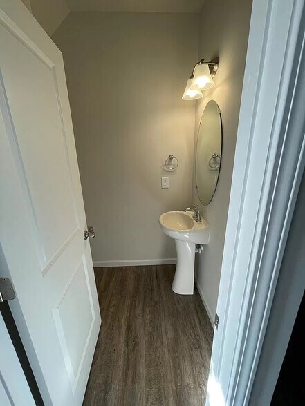 Building Photo - Room in Townhome on Johns Walk Way