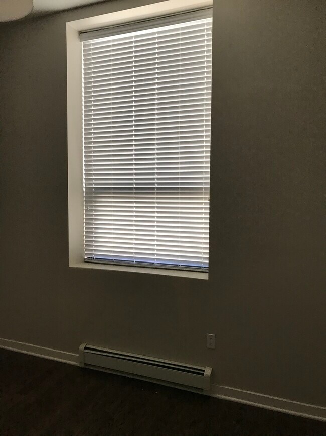 Building Photo - 5 Main St