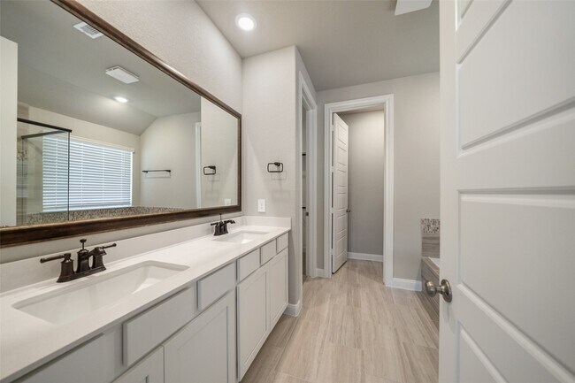 Building Photo - 17716 Ml Mnr Dr