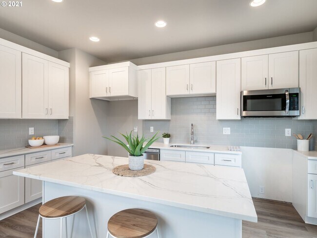 Building Photo - Detached Townhouse, 3br 3.5bth, Built 2022, Gorgeous upgrades