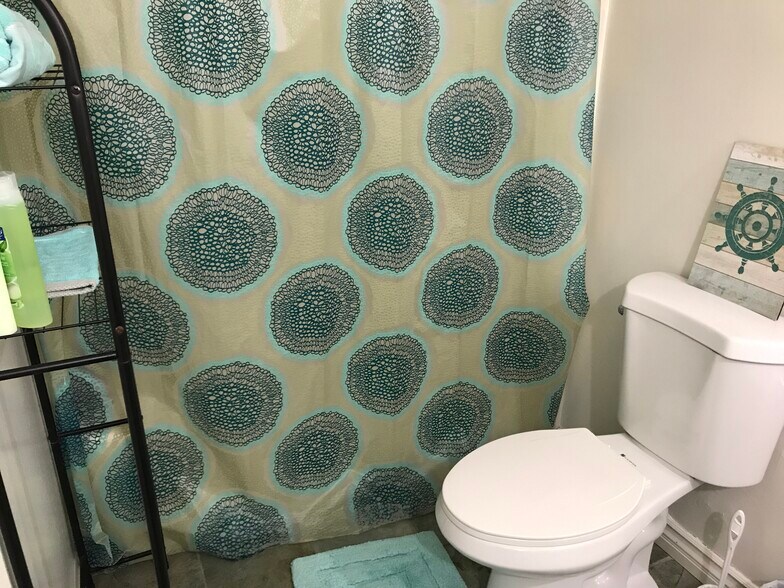 Building Photo - 324 E Spruce Ave