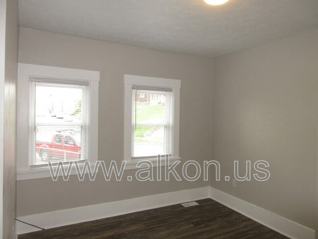 Building Photo - 302 W Virginia Ave