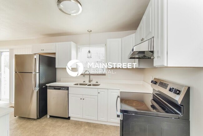 Building Photo - 4 Bedroom Pet-Friendly Home in KINGSTON, TN with Main Street Renewal