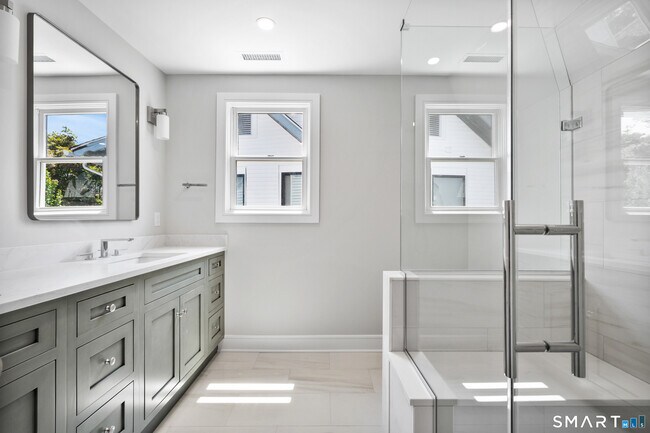 Building Photo - 115 E Elm St