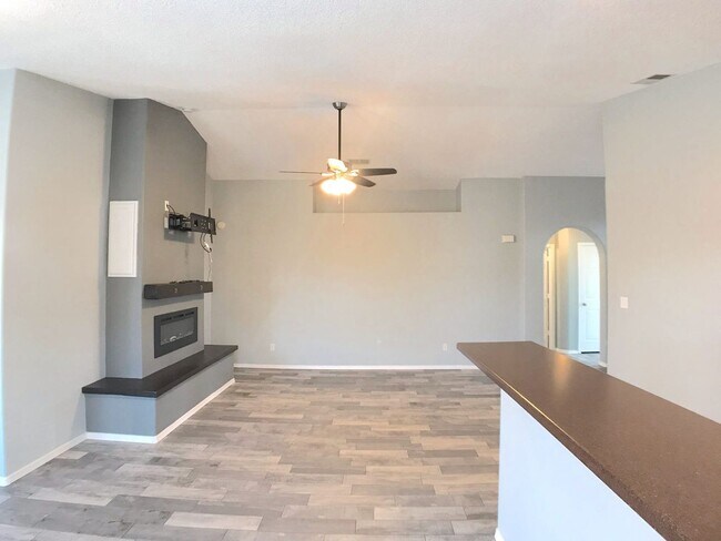 Building Photo - Don't miss out!  Beautiful 3 bedroom Los Lunas Home! Open Layout, spacious living room. Easy I-25...