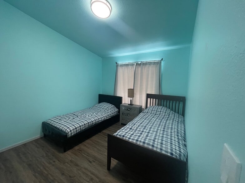 Building Photo - 1510 W Maple Ave